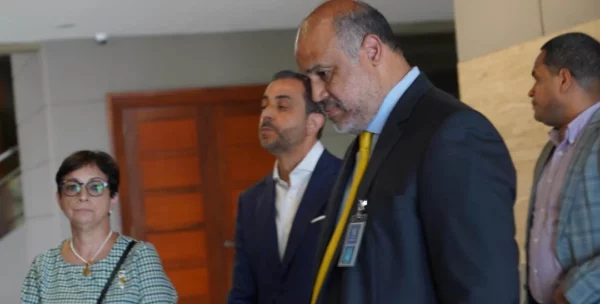 Llegó a la Procuraduría acompañado de una hermana y su abogado, Miguel Valerio, para ser interrogado. Chaimy Soriano