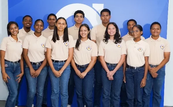 Los 12 pasantes del Instituto Politécnico Loyola (IPL) que se integran a Altice. Fuente externa