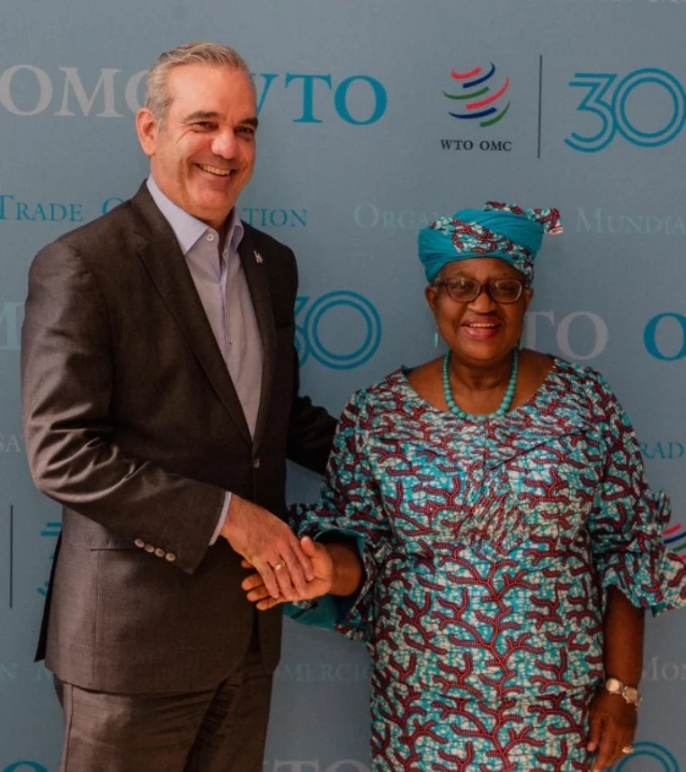 Luis Abinader junto a Ngozi Okonjo Iweala. Fuente externa Luis Abinader junto a Ngozi Okonjo Iweala. Fuente externa