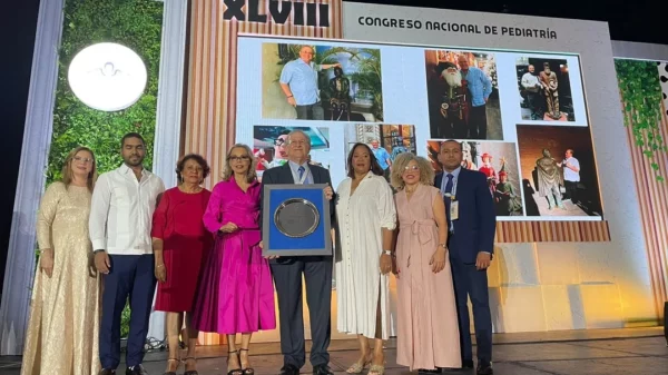 Luis Alam Lora durante su reconocimiento en la 48vo edición del Congreso Nacional de Pediatría.