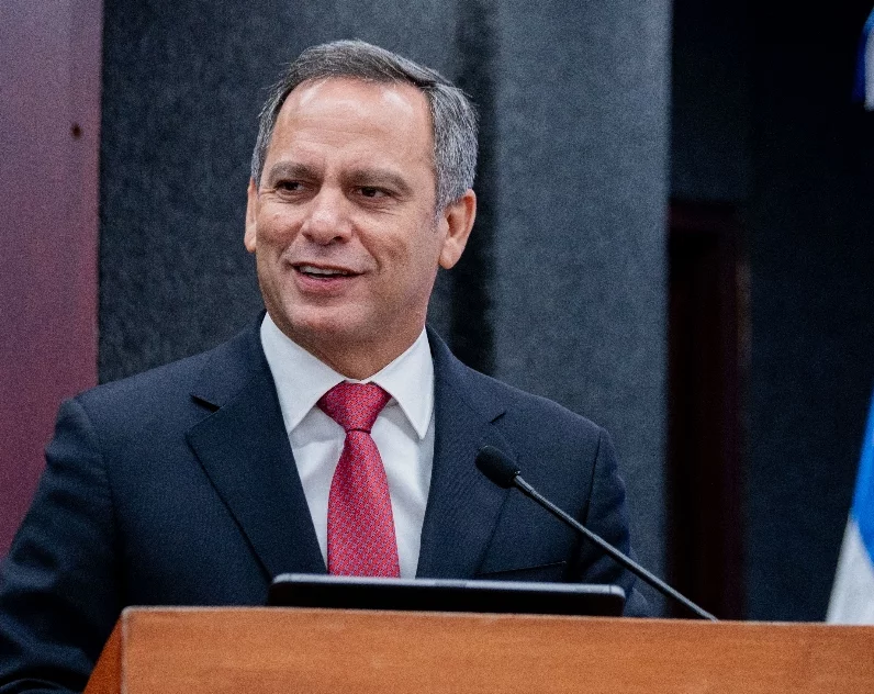 Luis Henry Molina fue orador en aniversario de APEC. Fuente externa Luis Henry Molina fue orador en aniversario de APEC. Fuente externa