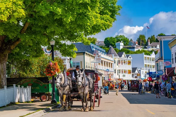 Mackinac, la isla estadounidense donde los autos están prohibidos desde hace más de un siglo