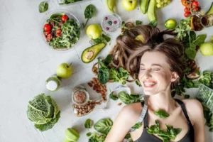 Mantener una dieta rica en nutrientes esenciales y reducir el estrés pueden mejorar la salud capilar.