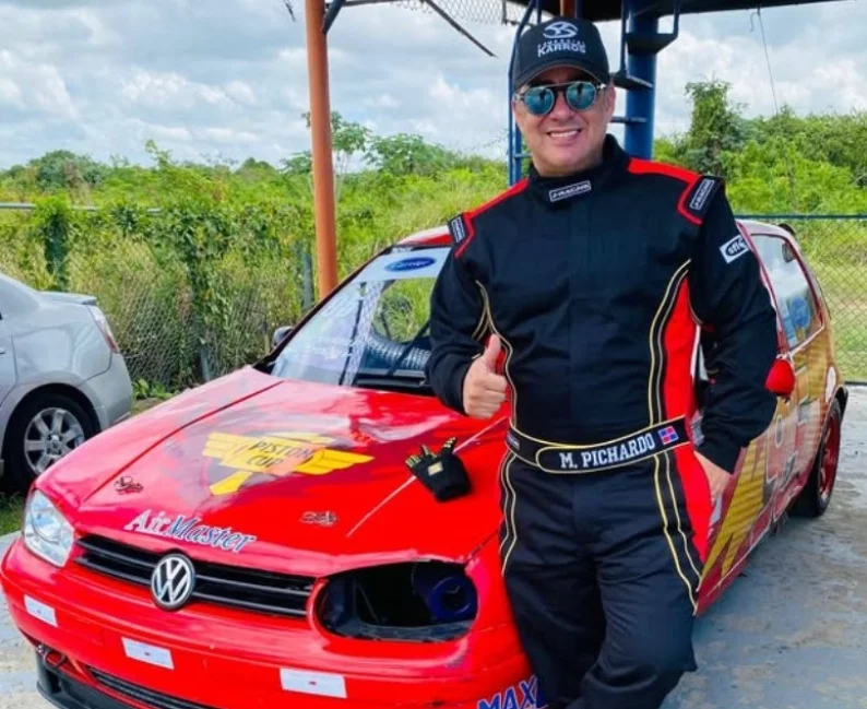 Marcos Pichardo junto a su potente Volkswagen Golf. Fuente externa