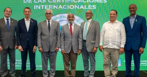 Martín Robles Morillo junto a miembros del Consejo Directivo de la ETED. Fuente externa