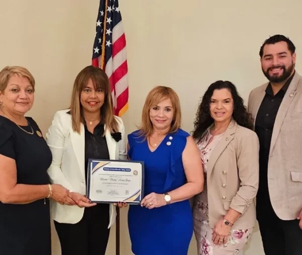 Matty Frías recibe la distinción. Fuente externa