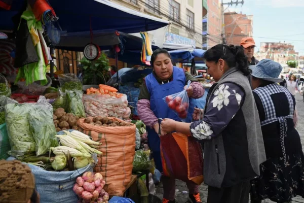 Una mujer compra tomates en un mercado de La Paz, Bolivia, el 29 de marzo de 2025.