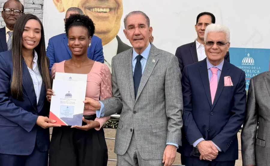 Mescyt entrega becas