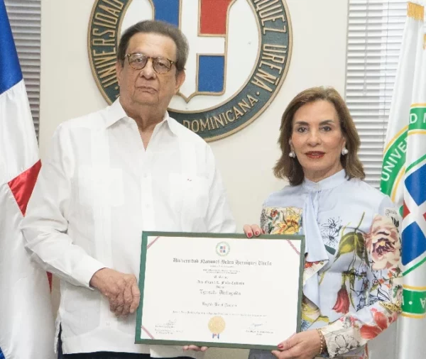 Miguel Fiallo Calderón, rector de la UNPHU, y Haydée Kuret de Rainieri. Fuente externa