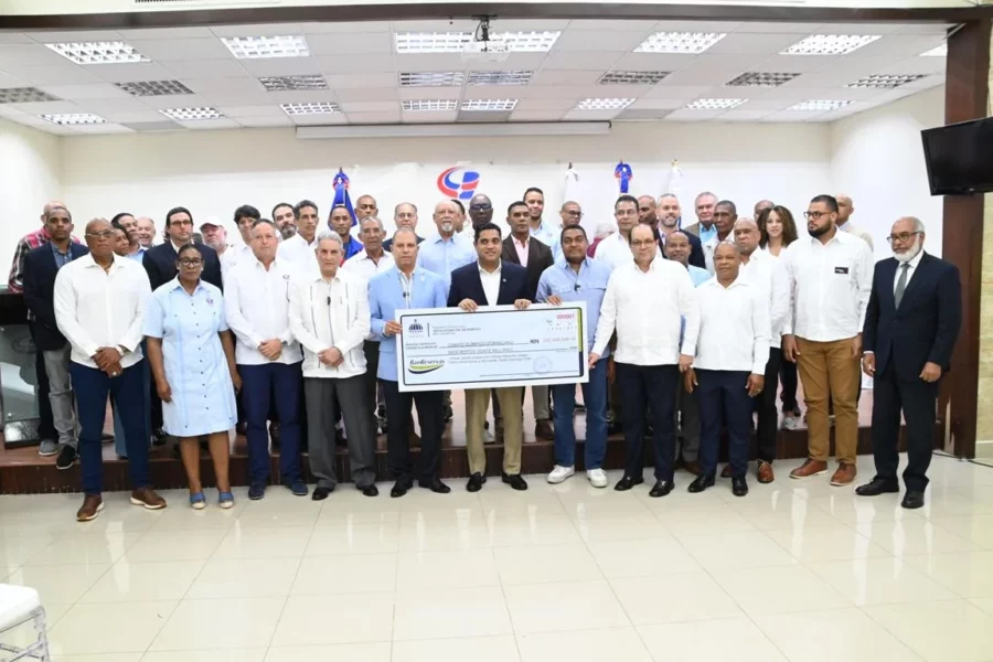 Ministro Deportes entrega Cheque Ministro Deportes entrega Cheque