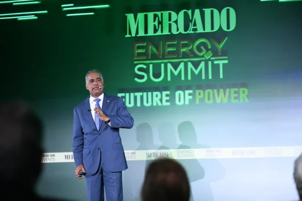 Ministro de Energía y Minas, Joel Santos, mientras exponía sus consideraciones sobre el sector eléctrico. (1)