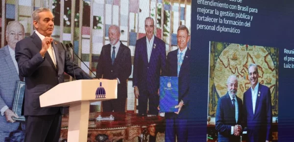 Momentos en que el Presidente pasaba balance de sus encuentros durante su viaje por Europa. Fuente externa.