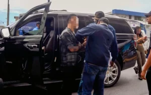 Arrestan al chino dueño de la tienda Mundan