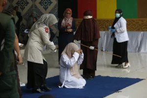 Castigada con 100 latigazos en público por adulterio en Indonesia