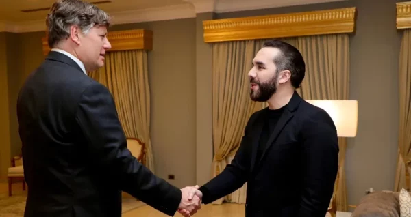 Nayib Bukele en palacio de gobierno con Christopher Landau. Fuente externa