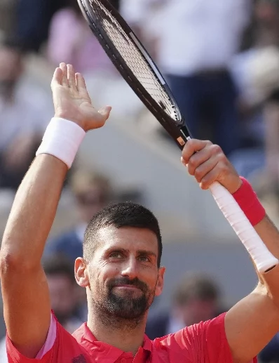 Novak Djokovic,requeta en alto, tras el histórico triunfo. Fuente externa
