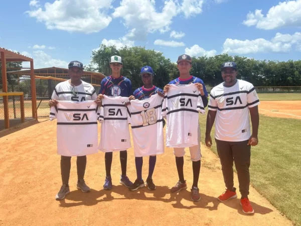 Osiris Reynoso Ceo de Bpl Beisbol y algunos de los jugadores reciben el uniforme de Vaughn Sports Academy