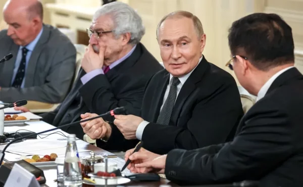 El presidente ruso, Vladimir Putin (C), en un momento del encuesnro con representantes de agencias de noticias internacionales, entre ellas EFE, en San Petersburgo, Rusia.