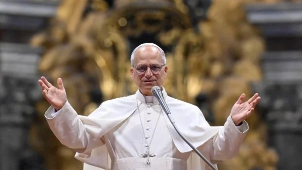 El papa pide silenciar las armas y promover la paz