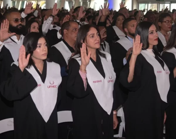 Parte de los nuevos profesionales durante la investidura. Fuente externa