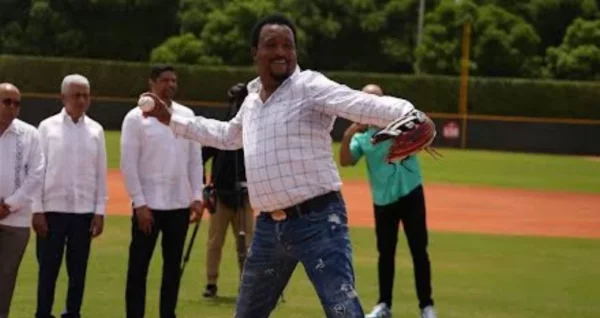 Pedro Martínez, realiza el lanzamiento de la primera bola. Fuente externa