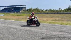 Persio Lopez a toda marcha en la semi recta del autodromo internacional Las Americas