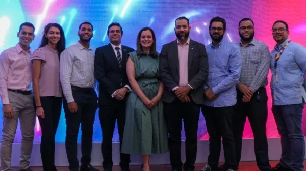 Premiados de PUCMM junto a las autoridades de la universidad. Fuente externa