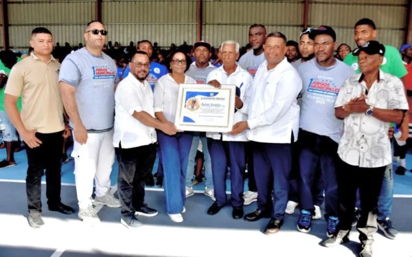 Rafael Amador (Pipí) recibe un reconocimiento del alcalde Francisco Rojas García, la vicealcaldesa Mayra Moreno, Elvis Rodríguez y Moisés Ortiz.