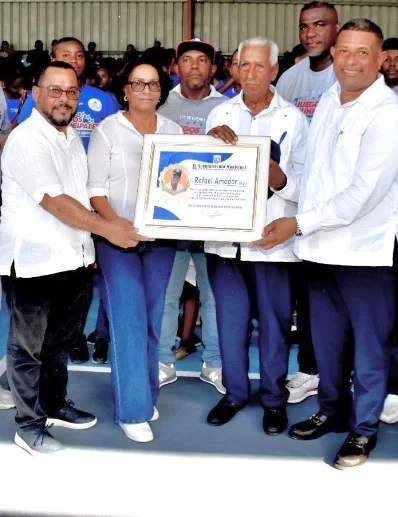 Rafael Amador recibe un reconocimiento. Fuente externa