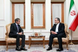 El ministro de Exteriores de Irán, Abbas Araqchi, posa junto a Rafael Grossi en Teherán, durante una reunión que mantuvieron en abril de 2025