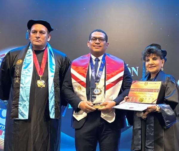 Ramón Antonio Saldaña Matar recibe reconocimiento. Fuente externa