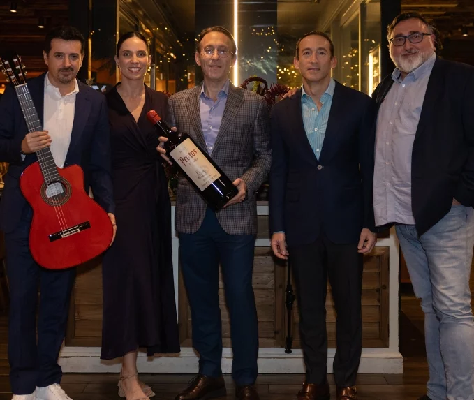 Raúl Olivar, Sheila Escudero, Giuseppe Bonarelli, Piero Bonarelli y Daniel de Manu. Fuente externa Raúl Olivar, Sheila Escudero, Giuseppe Bonarelli, Piero Bonarelli y Daniel de Manu. Fuente externa