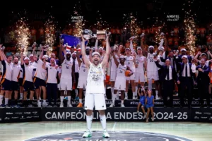 Jugadores del Real Madrid celebran campeonato
