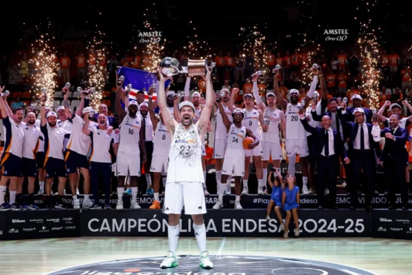 Jugadores del Real Madrid celebran campeonato