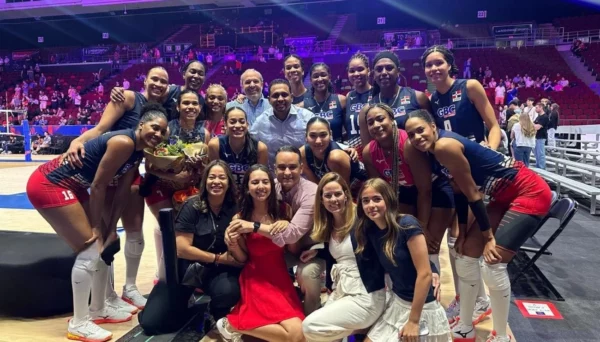 El embajador José Blanco, en representación del pueblo y del Gobierno dominicano, entrega unas flores a la capitana del equipo, Niverka Marte.