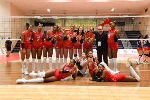 Las dominicanas celebran su pase a la semifinal tras derrotar a Costa Rica en la Copa Panam U-19. Le acompaña el licenciado Cristóbal Marte Hoffiz.
