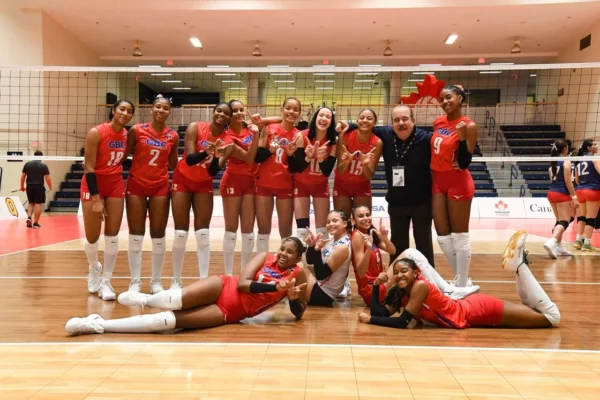 Las dominicanas celebran su pase a la semifinal tras derrotar a Costa Rica en la Copa Panam U-19. Le acompaña el licenciado Cristóbal Marte Hoffiz.