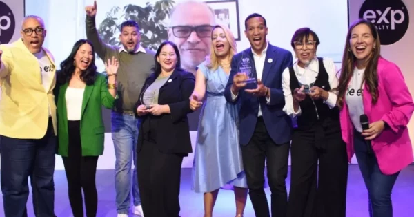 Representantes de la empresa junto a varios de los premiados. Fuente externa