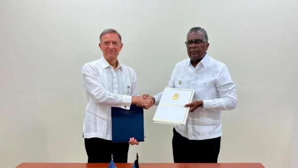 Ministro de Relaciones Exteriores, Roberto Álvarez, y su homólogo de la Mancomunidad de Las Bahamas, Frederick Mitchell.