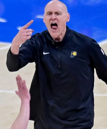 Rick Carlisle, protesta una decisión arbitral. Fuente externa Rick Carlisle, protesta una decisión arbitral. Fuente externa
