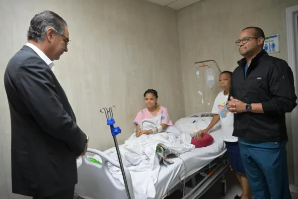 Santiago Hazim visita a sobreviviente en tragedia del Jet Set, a la que se le ha dado cobertura especial para su terapia de cicatrización.