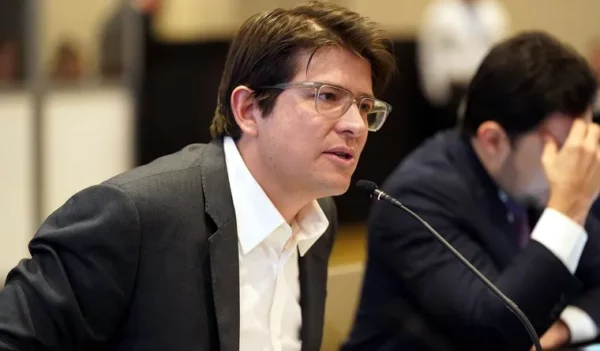 Senador colombiano Uribe Turbay sigue en “máximo estado de gravedad”, según informe médico