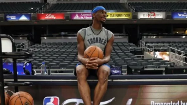 Shai Gilgeous-Alexander, del Oklahoma City Thunder observa durante la práctica de su equipo, previo al Juego 4 de la Final de la NBA.