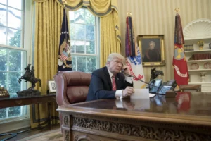 El presidente de Estados Unidos, Donald J. Trump, hace una llamada telefónica, en una imagen de archivo.