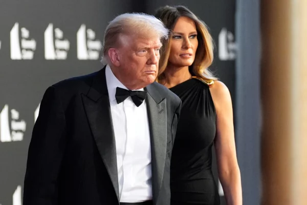 El presidente Donald Trump y la primera dama Melania Trump llegan al estreno de "Los Miserables" en el Kennedy Center, el miércoles 11 de junio de 2025, en Washington
