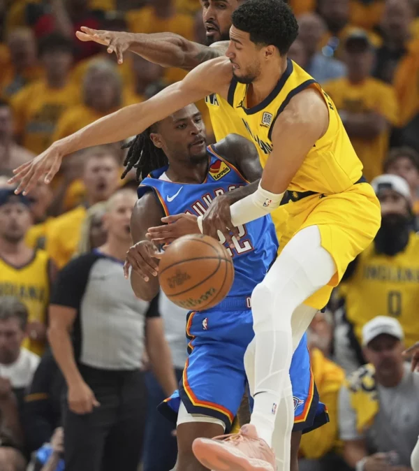 Tyrese Haliburton, estelar de los Parecrs, durante una penetración en el tercer partido. Fuente externa