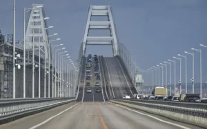 Los coches circulan por el puente de Crimea, en una imagen de archivo