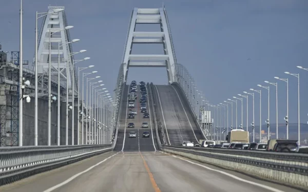 Los coches circulan por el puente de Crimea, en una imagen de archivo