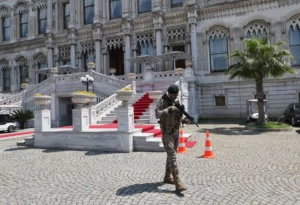 Un agente turco de la fuerzas especiales vigila la entrada del Palacio Ciragan, en Estambul, durante la segunda ronda de negociaciones entre Ucrania y Rusia.