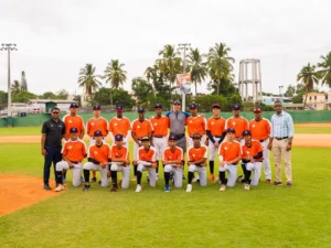 Ubaldo Jimenez (centro) junto a los jugadores del equipo Orange